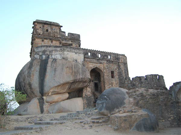 मदन महल किला