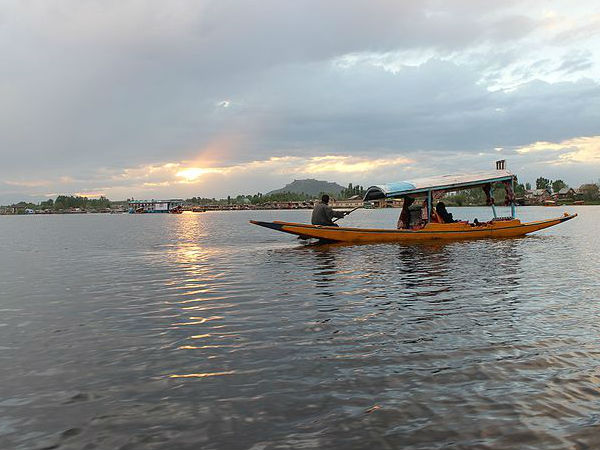 कश्मीर की खूबसूरत झील के बीचों बीच 