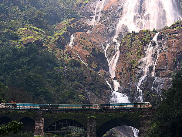 झरने का अद्भुत दृश्य