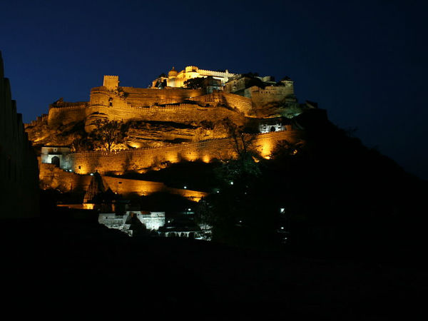 सूर्यास्त में एक ध्वनि और लाइट शो का आनंद ले