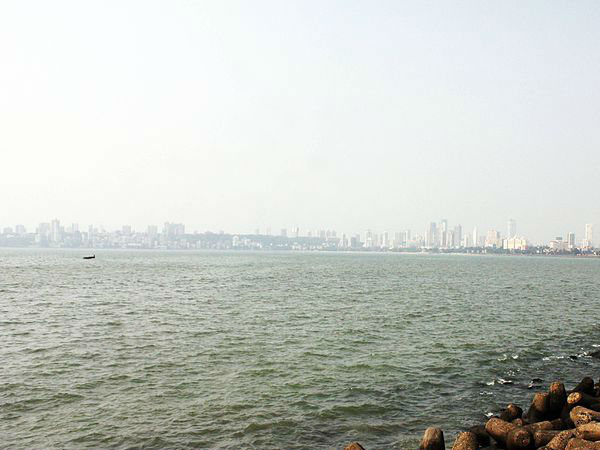 मरीन ड्राइव पर समुद्री लहरों को देखे