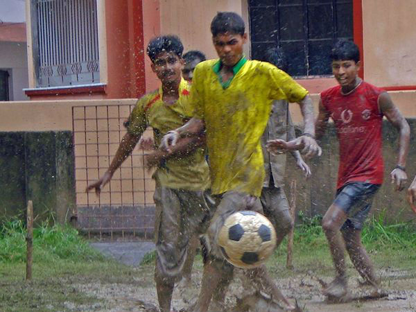 ओवल मैदान में फुटबॉल खेलें