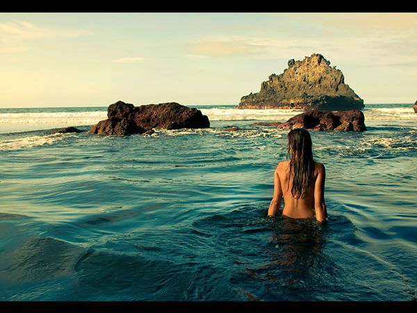 टॉपलेस बीच पर ना घूमे 