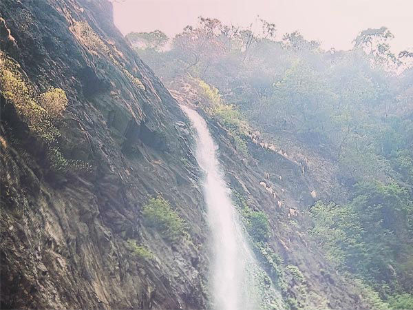 कुडलू तीर्थ झरना