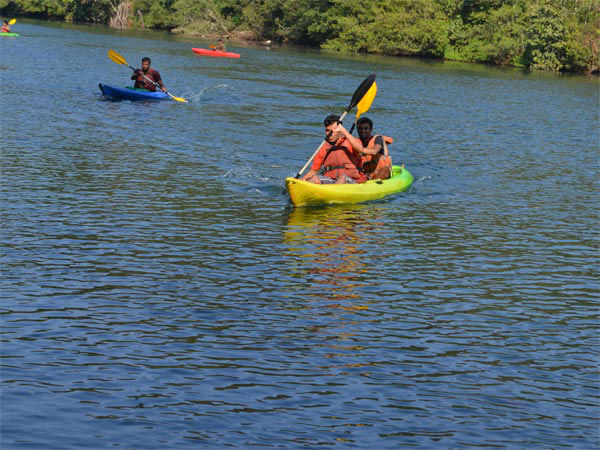 कायकिंग और अन्‍य एडवेंचर एक्‍टिविटी