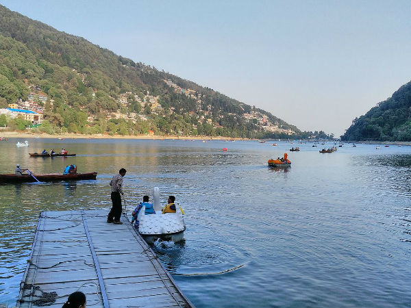 नैनी लेक पर बोटिंग का मजा ले 