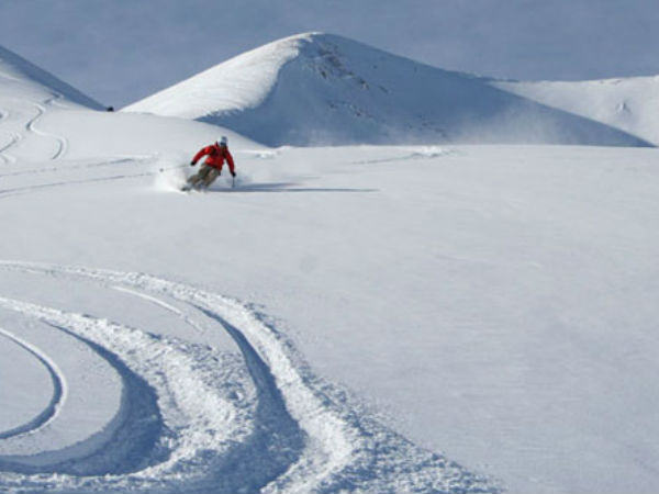 कश्मीर में ले मजा स्कींग और स्नोबोर्डिंग 