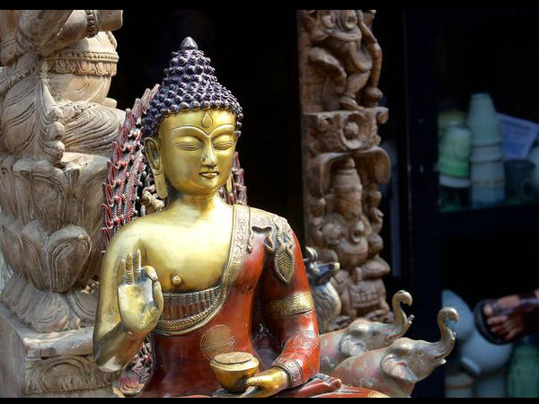 कांस की मूर्ति की खरीददारी 