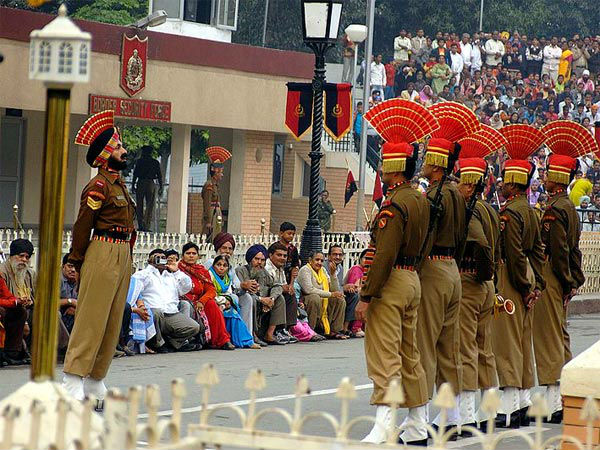 वागा बॉर्डर पर रीट्रीट सेरेमनी