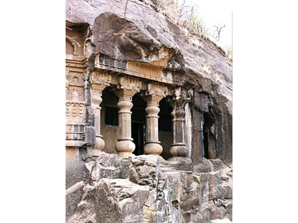 प्राचीन गुफायों को देखें 