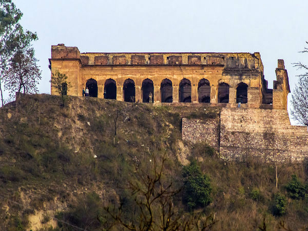 सुजानपुर किला 