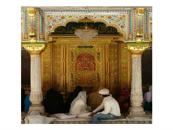 निजामुद्दीन दरगाह पर कव्‍वाली सुनें