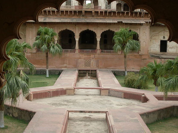 किले में हैं 12 बुर्ज 