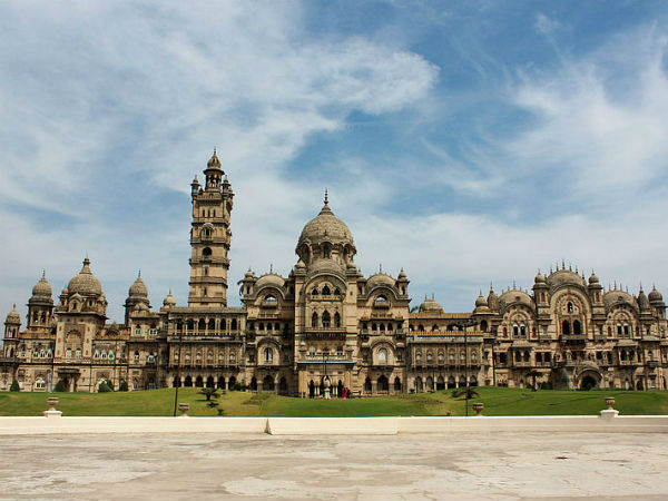 लक्ष्‍मी विलास पैलेस देखें