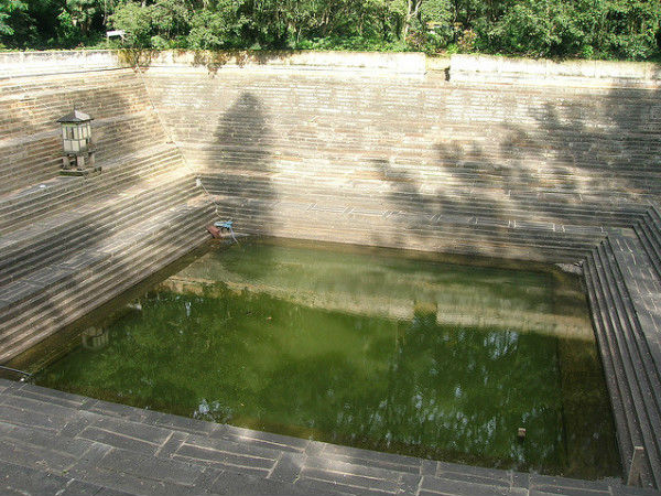 मंदिर के बगल में पवित्र टैंक