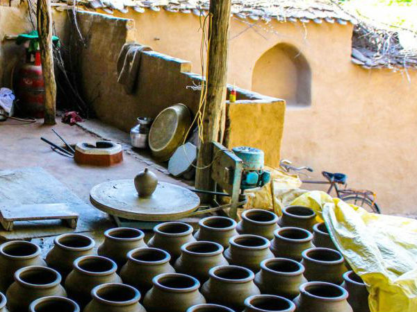 मिट्टी के बर्तनों का खास गांव 
