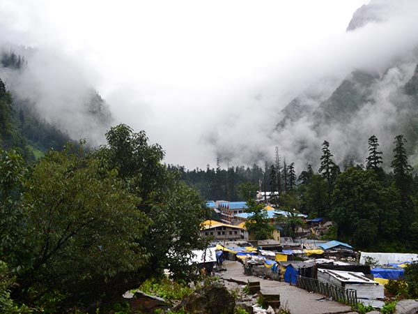 घांघरिया का मनोरम दृश्य 