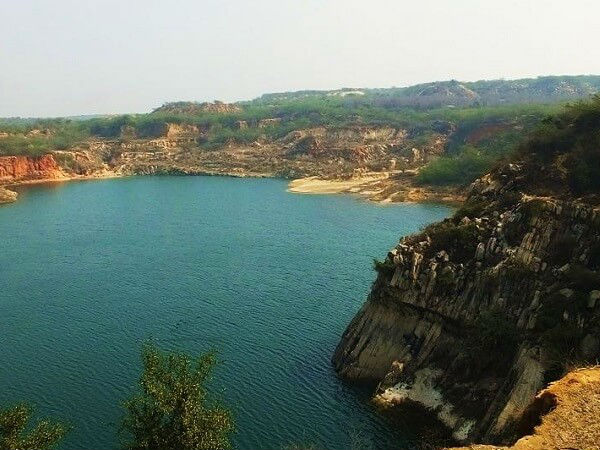 नीली झील