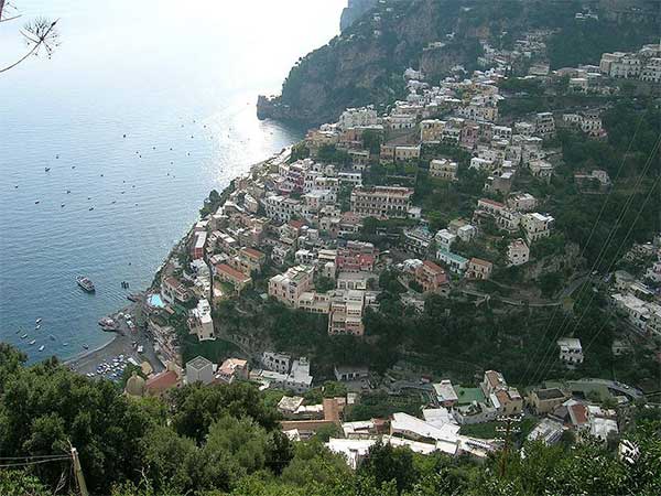 दीवारों को रंगने का काम 