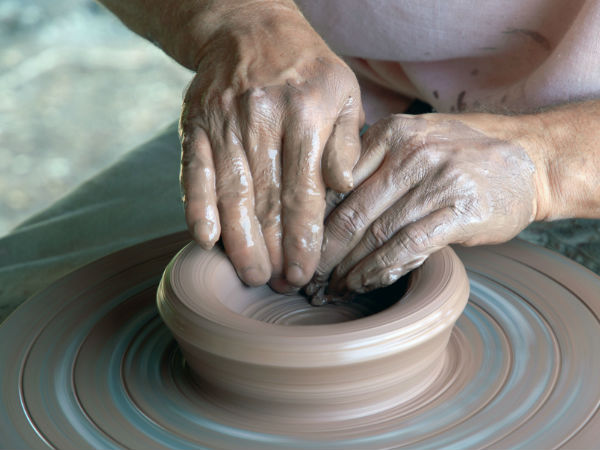 मिट्टी के बर्तन बनाएं 