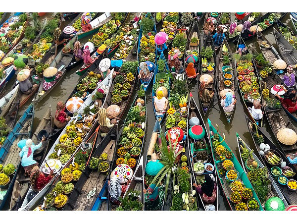 क्यों खास है ये तैरता हुआ बाजार 