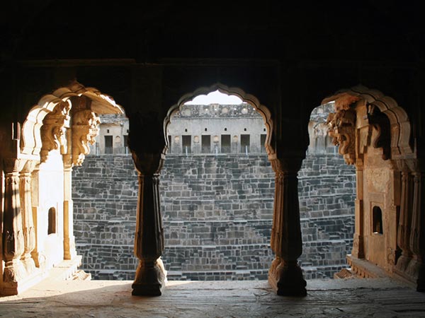 रहस्य से भरी भूल-भुलैया 