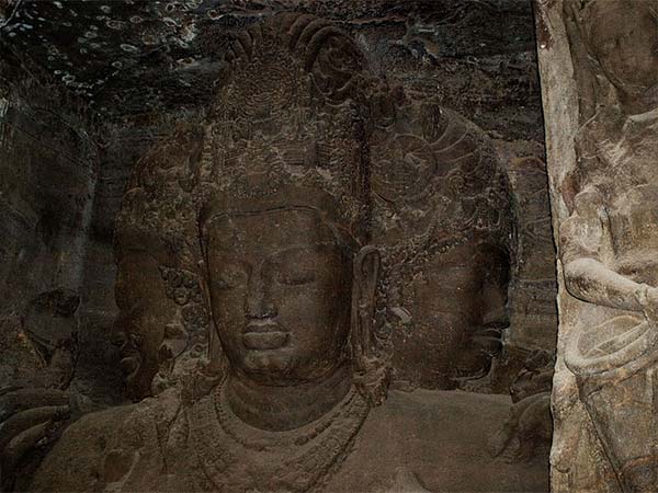 एलीफेंटा - गुफाओं में मूर्तियां 