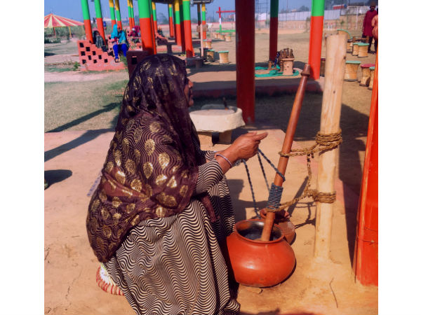 पारंपरिक तरीके से मक्खन निकलाना 