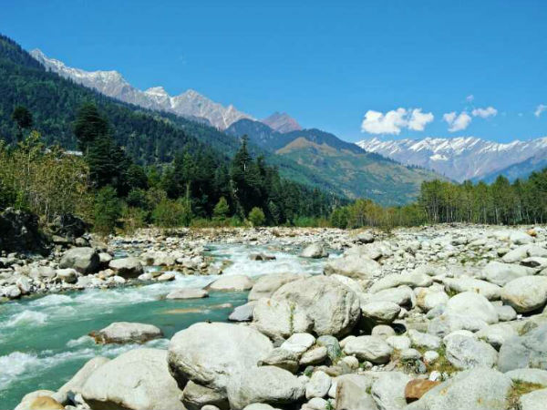 नदी किनारे बैठे 