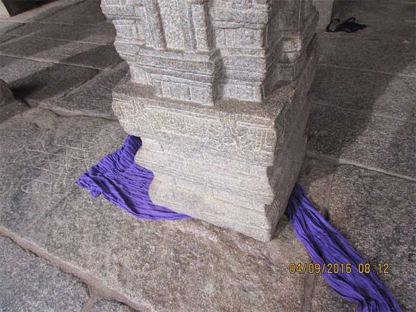 खंभे से जुड़ी आस्था 