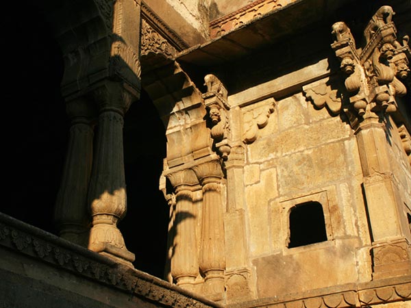 बाहरी शक्तियों का दंश 