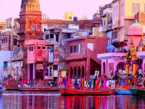 मथुरा के घाटों पर ले होली का असली मजा