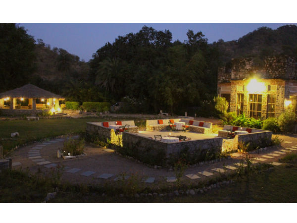 पूल किनारे रोमांटिक कैंडल लाइट डिनर