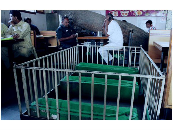 कब्रों पर रोज चढ़ाई जाती है माला 