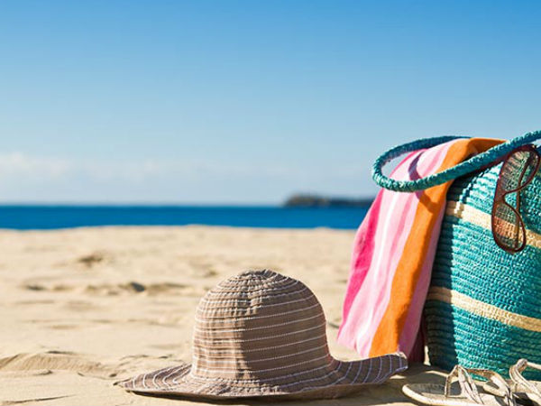 चश्मा और टोपी रखे साथ 