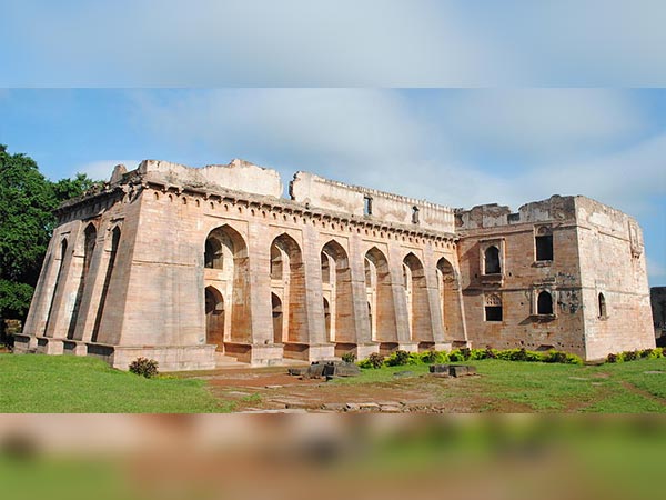 हिंडोला महल 