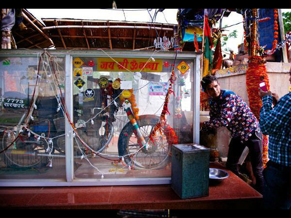 सड़क दुर्घटना से बचने के लिए बुलेट बाबा की पूजा 