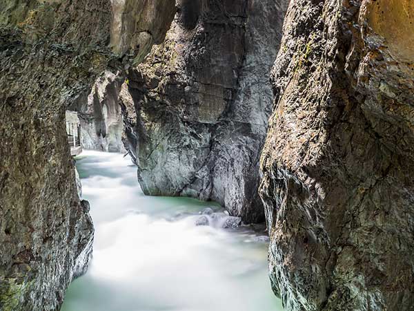 गुफा में देवी-देवता 