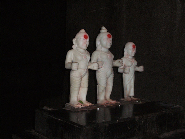 पातालश्वेर गुफा मंदिर