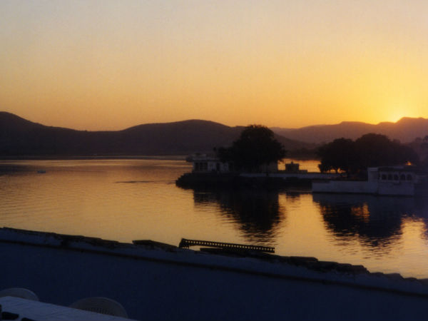 जयपुर से उदयपुर (396किमी-6 घंटे18मिनट )