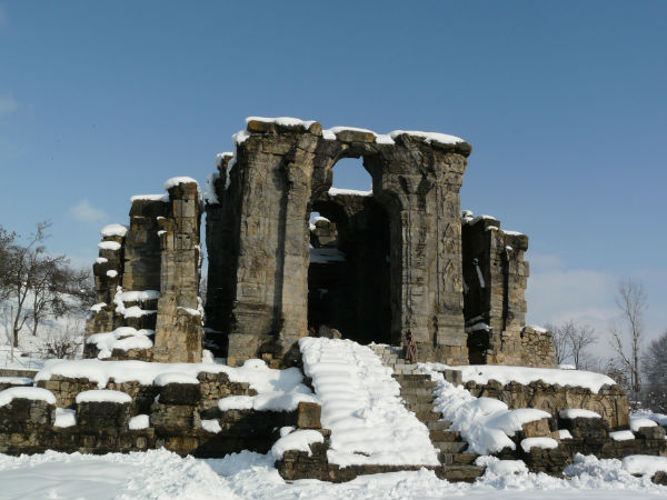 किसने बनवाया था मार्तण्ड सूर्य मंदिर?