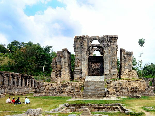 कहां स्थित है मार्तण्ड सूर्य मंदिर?