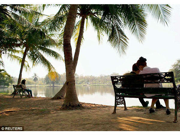 पार्क में कपल्स की एंट्री हुई बैन 