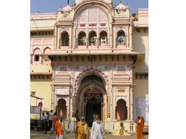 बेहद भव्य है मंदिर