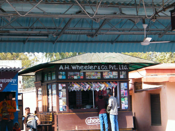 किताबे ढूंढना-पढ़ना 