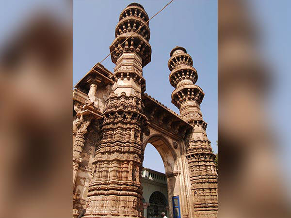 झूलता मीनार