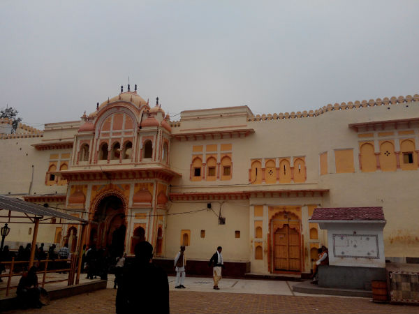 क्यों मंदिर से पहले बना महल?