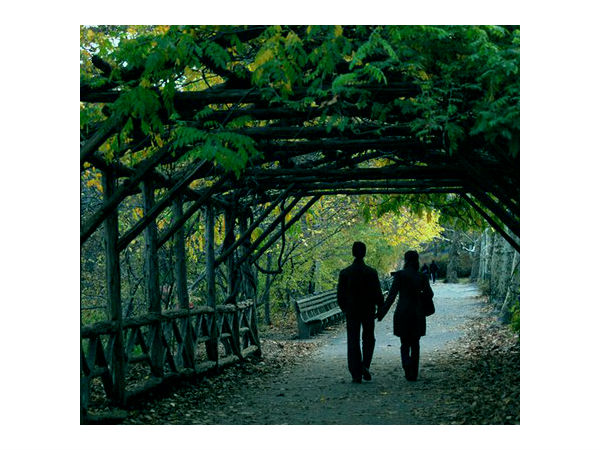 पार्क में कपल्स की एंट्री हुई बैन 