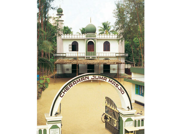 मंदिर की स्टाइल में बनी है मस्जिद 