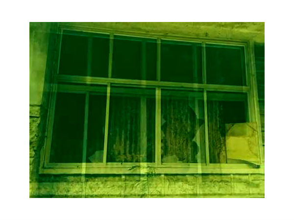 बंद घर में बिना लाइट के जलती है लाइट 